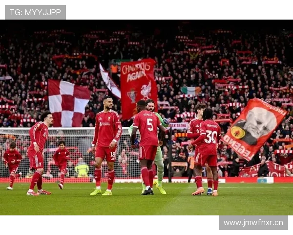 曼联防线失误频繁问题逐步反映在赛季关键战中,对竞争格局带来变化 曼联防线失误频繁问题逐步反映在赛季关键战中,对竞争格局带来变化