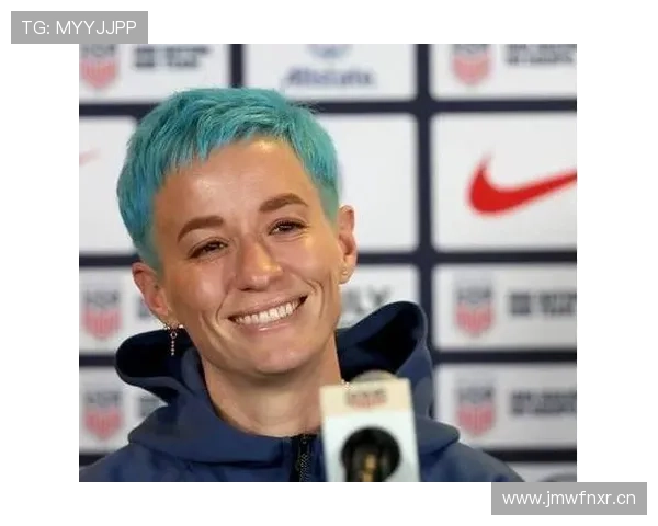 看梅根·拉皮诺的日常照，我算了下那一套衣服能付掉我半年的房租